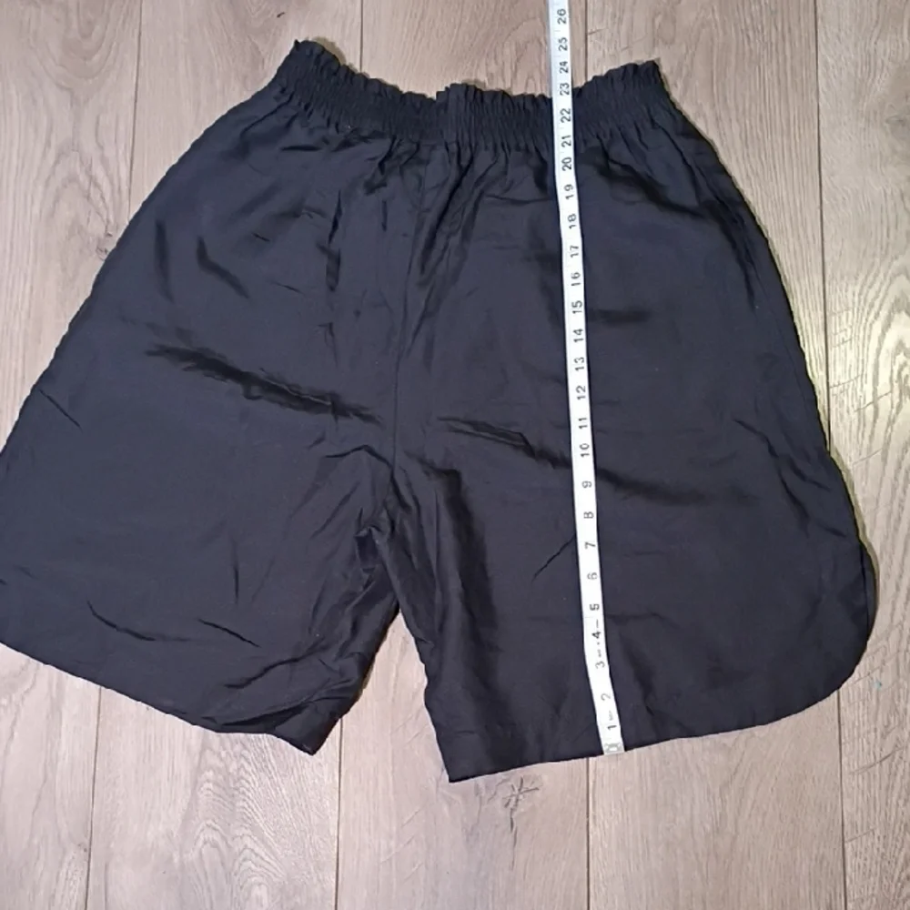 H&M Women's Black Lyocell Blend Shorts Size M‎